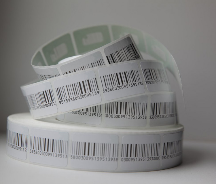 Этикетка р/ч 40*40 (с лож.штрих)( 2000 шт. в рул) артикул 0021-6121